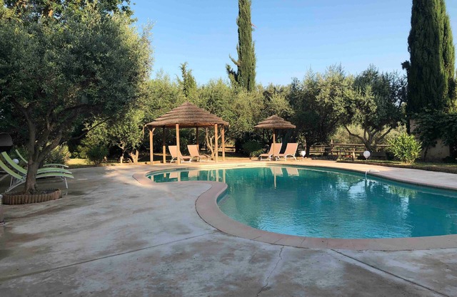 Holiday Home 'Au Écuries Du Mas Di Gau' with Shared Pool, Wi-Fi and Air Conditioning
