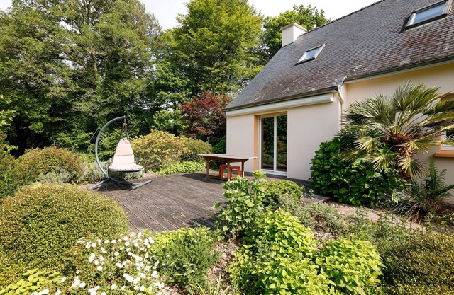 Holiday Home 'Au Milieu D'un Parc Arboré' with Private Terrace, Private Garden and Wi-Fi