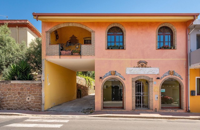 Holiday Home “Casa Vacanza de Dinu” with Wi-Fi, Terraces & Garden