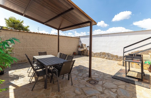 Holiday Home 'Callejon Del Pozo 3 Near Puy Du Fou' with Shared Pool, Wi-Fi and Air Conditioning
