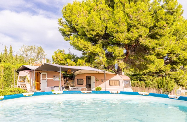 Holiday Home "Caravana-Glamping Casa Tortuga" with Mountain View, Shared Pool & Wi-Fi