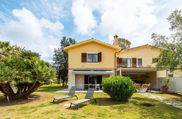 Holiday Home 'Casa Peppina Sulla Spiaggia' with Private Terrace, Wi-Fi and Air Conditioning