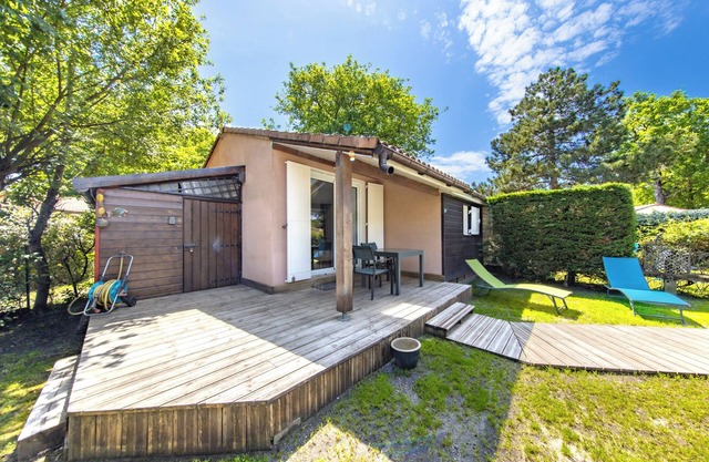 Holiday Home - Comfortable Chalet in Pedestrian Residence with Garden & Parking