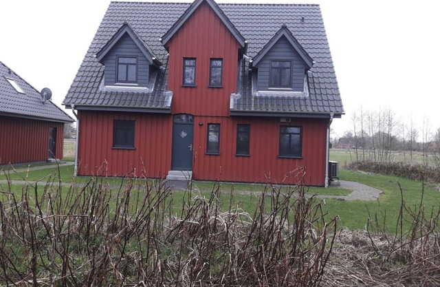 Holiday Home 'Dat Rode Huus' with Private Terrace, Private Garden and Wi-Fi