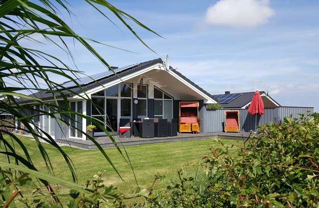 Holiday Home 'Nordseelicht' with Private Garden and Wi-Fi