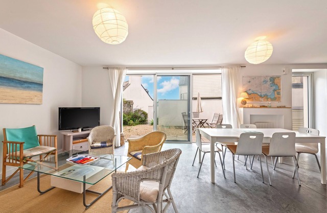Holiday Home 'Grande Maison Sur Le Port' with Sea View, Private Terrace and Wi-Fi