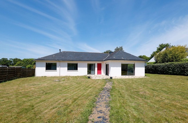 Holiday Home 'Grande Maison Familiale Proche Gr34' with Private Terrace and Private Garden