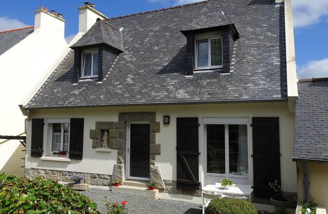 Holiday Home in Guerlesquin near Lake