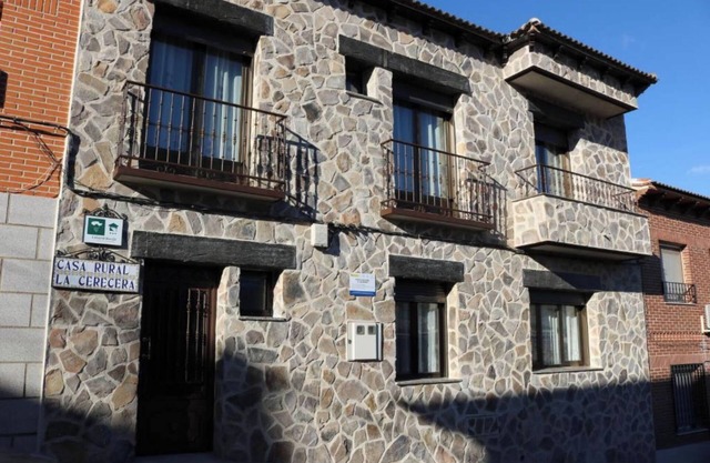 Holiday Home 'La Cerecera' with Private Terrace, Wi-Fi and Air Conditioning