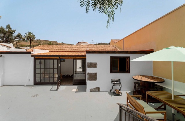 Holiday Home 'La Bodega' with Mountain View, Private Terrace and Wi-Fi