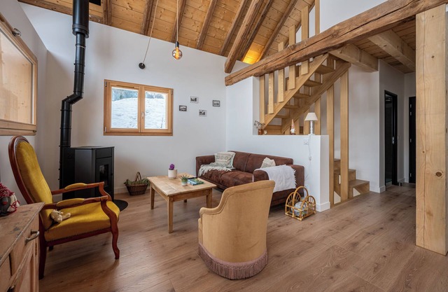Holiday Home 'La Grange De Fernande - 8 Personnes' with Mountain View, Terrace and Wi-Fi