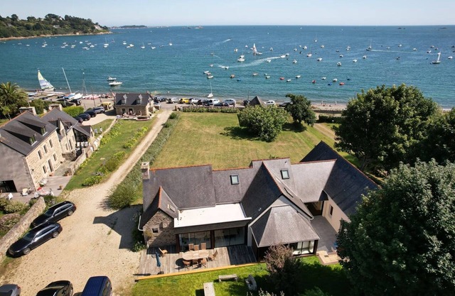 Holiday Home 'Maison Chevoir Pieds Dans L'eau' with Sea View, Private Terrace and Wi-Fi