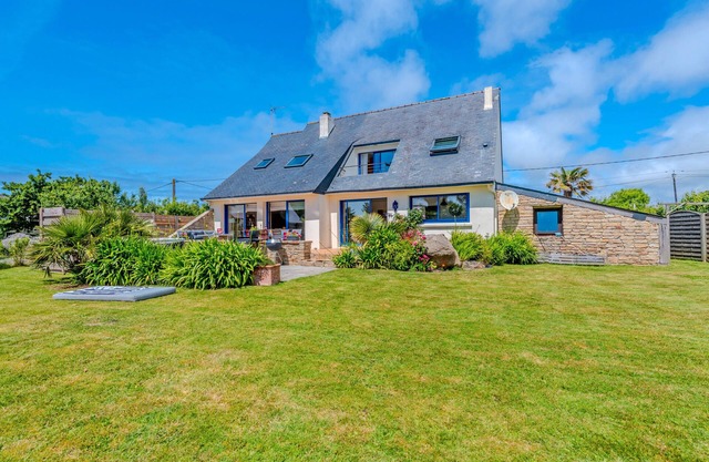 Holiday Home 'Maison Avec Spa À 700m De La Plage' with Private Terrace, Private Garden and Wi-Fi