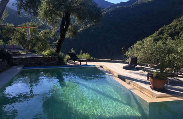 Holiday Home 'Mini House' with Mountain View, Shared Pool and Wi-Fi