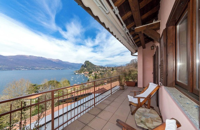 Holiday Home Parco Azzurro close to Lake with Pool & Wi-Fi