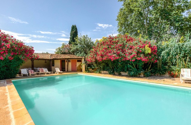 Holiday Home 'Réattu' with Shared Pool, Wi-Fi and Air Conditioning