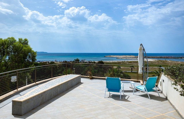 Holiday Home 'Sea House' with Sea View, Wi-Fi and Air Conditioning