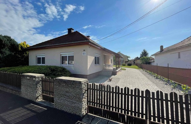 Holiday home with barbecue and Wi-Fi