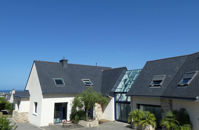 Holiday home with indoor pool, jacuzzi and sauna, Plouarzel