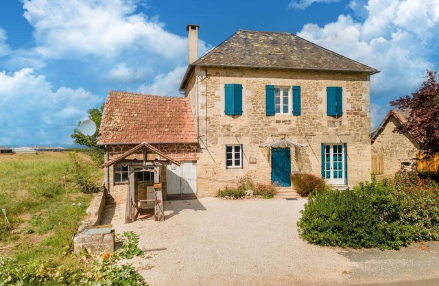 Holiday home with pool in Coubjours
