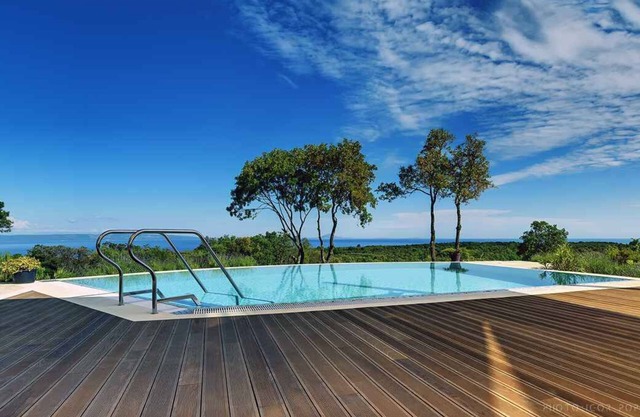 Holiday home with pool and air conditioning
