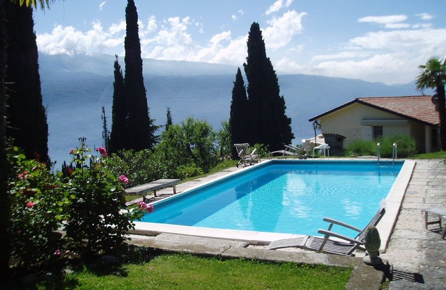 Holiday house Casa Rosina 2-10 P., garden, pool, amazing vieuw,6 km to the lake