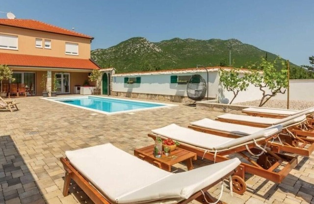 Holiday house Dragljane for 1 - 8 persons with 4 bedrooms - Holiday house