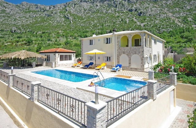 Holiday house Dragljane for 8 - 10 persons with 4 bedrooms - Holiday home
