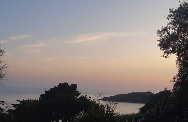 Holiday house facing the sea