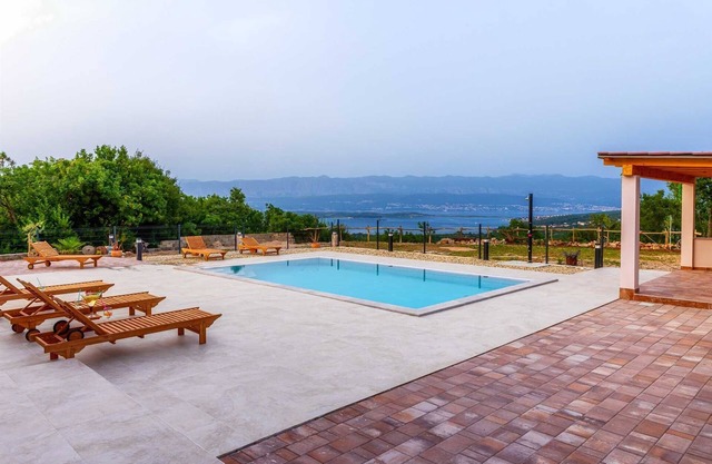 Holiday house Prevolt with a private Pool and Seaview