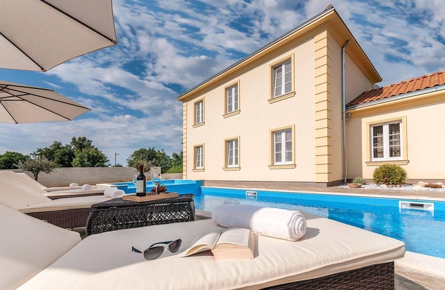 Holiday house Rojnici for 1 - 8 persons with 4 bedrooms - Holiday house