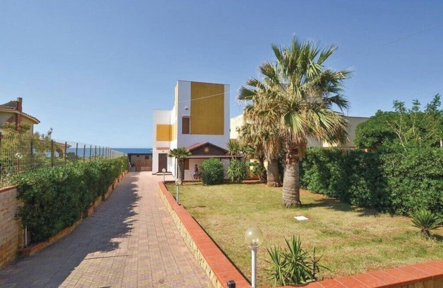 HOLIDAY HOUSE WILL WEDGE DIRECTLY ON THE SEA