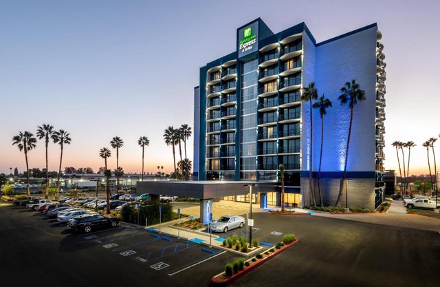 Holiday Inn Express & Suites Santa Ana - Orange County by IHG