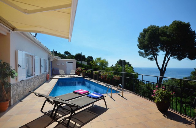 Holiday rental villa with swimming pool in Begur, Aiguablava