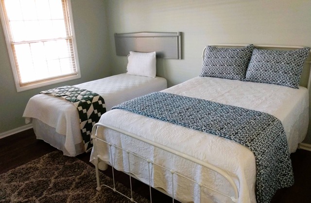 Hollingsworth FashionableTownhome— Deaton's Chalet — Steps away from the lake!