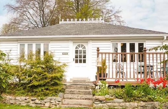 HOLLY COTTAGE, pet friendly, with a garden in Strathpeffer