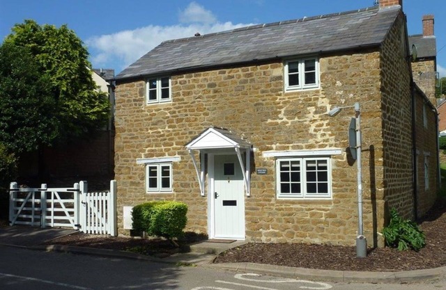 HOLLYTREE COTTAGE, pet friendly, with a garden in Hook Norton
