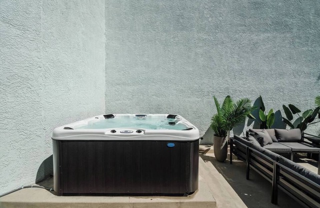 Hollywood Hideaway - Jacuzzi, Parking, AC, Laundry