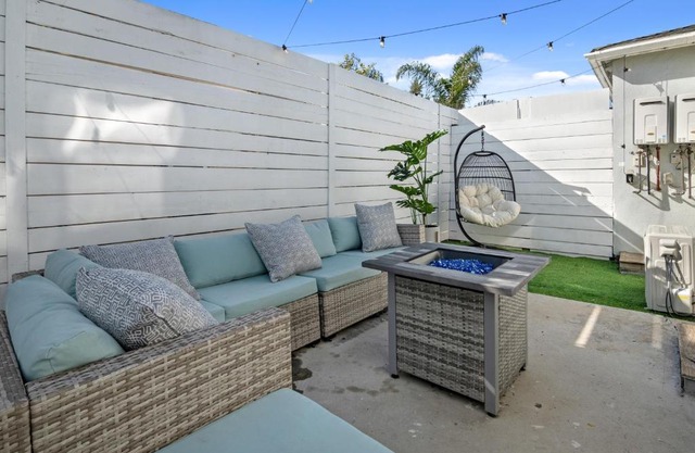 Hollywood House With Large Yard