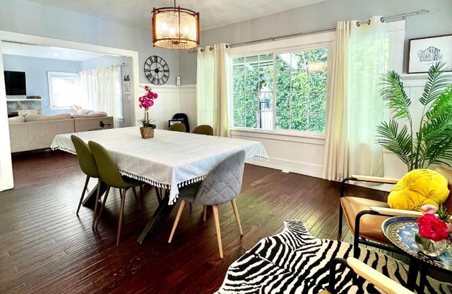 Hollywood house with parking - walk to attractions