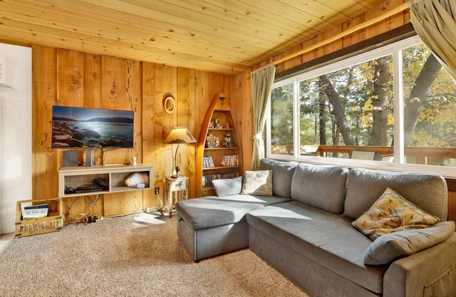 Holmes Away from Home - Cozy Big Bear Retreat