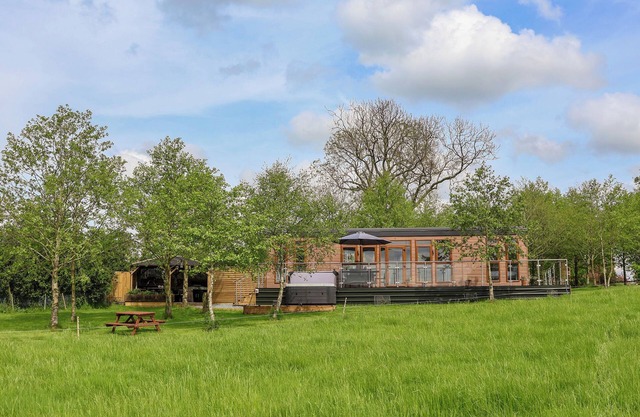 HOLMSIDE, with hot tub in Market Drayton