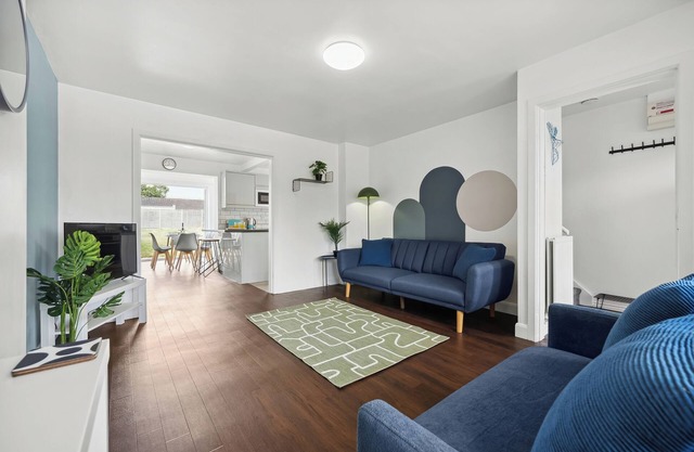Home from home, 3 bed, sleeps 6 free parking and WiFi