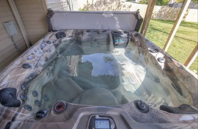 Home in Clive, GREAT location, cozy, spacious, private, 5BR & hot tub!