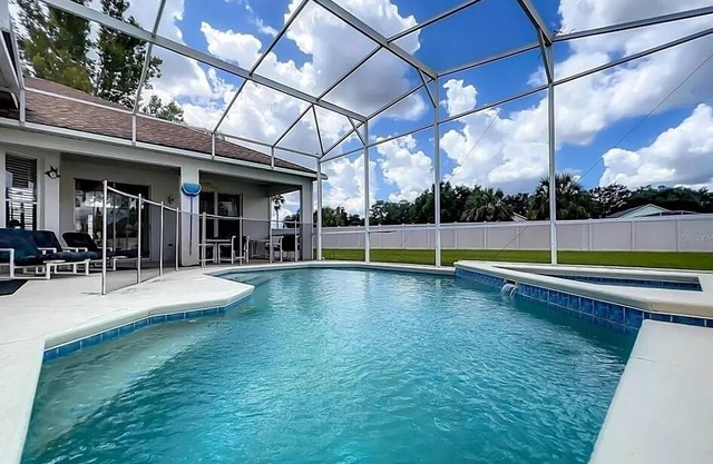 Home near Disney/golf with screened pool, spa, pool table, foosball, AC, & W/D