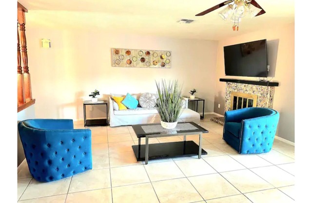 Home Sweet Home with 8bds, 8 mins from Freemont St