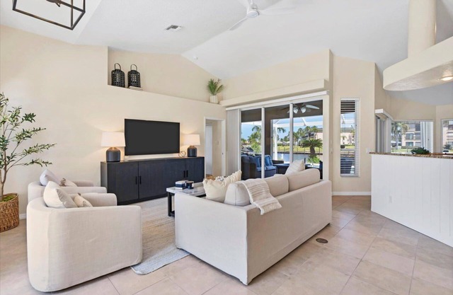 🥇 Home with Private Pool and Standalone Hot Tub (CH1103)