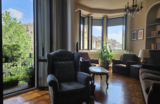 HomeGallery: modern art in a typical Milanese apartment Loreto area.