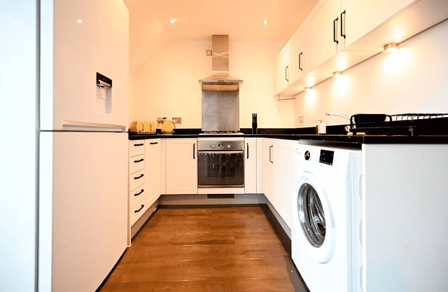 Homely, Spacious Flat w/Balcony & Fast Wi-Fi