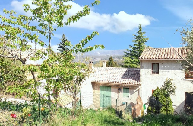 Homerez - Charming House in Vachères with Garden and Mountain View
